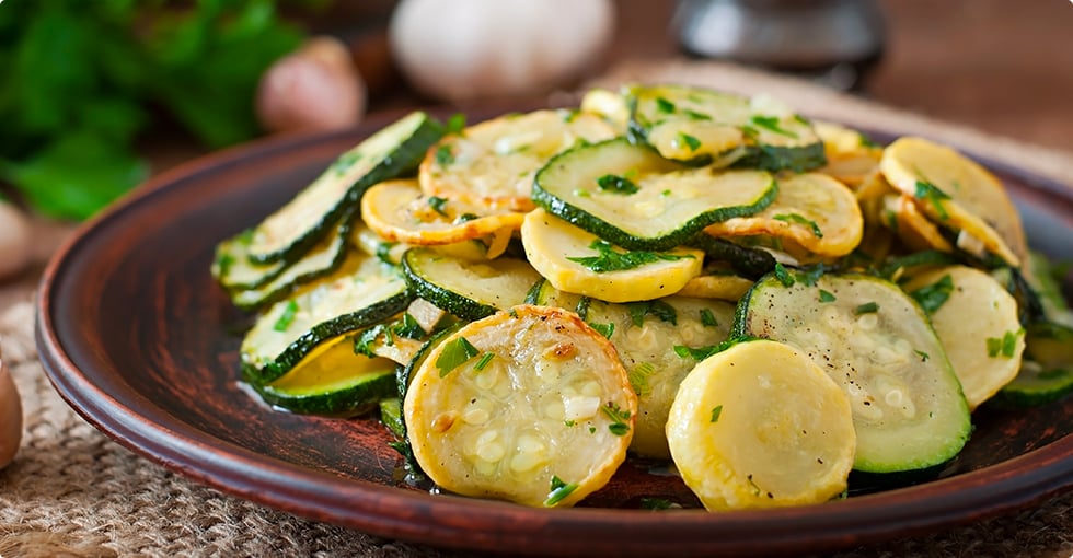 Plat avec des courgettes